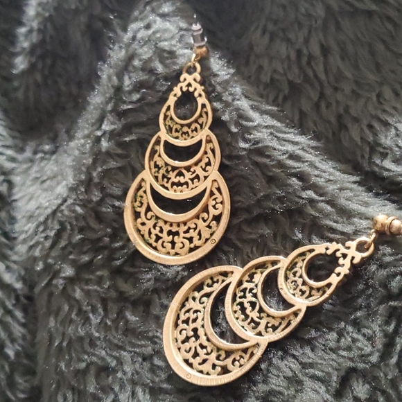 ❤️ 2 for $20 🔥Vintage 1960's Gold Toned Earrings - Picture 2 of 3